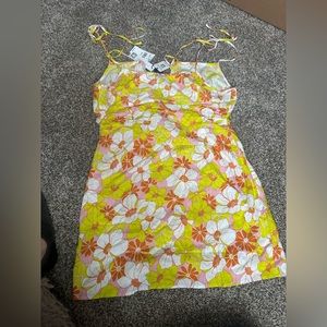 A beautiful summer light dress, it’s a large but runs a tad smaller.